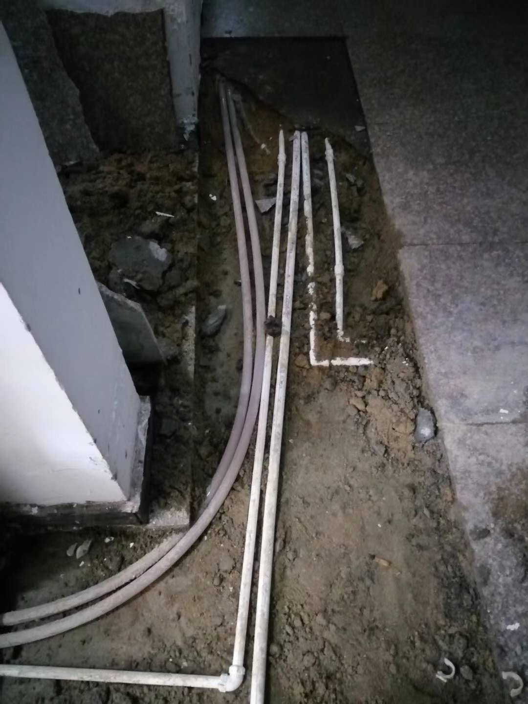 张家港漏水，切勿盲目乱刨乱砸