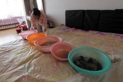 张家港楼上漏水，住户失联，小区没物管，业主维权难！律师来支招……